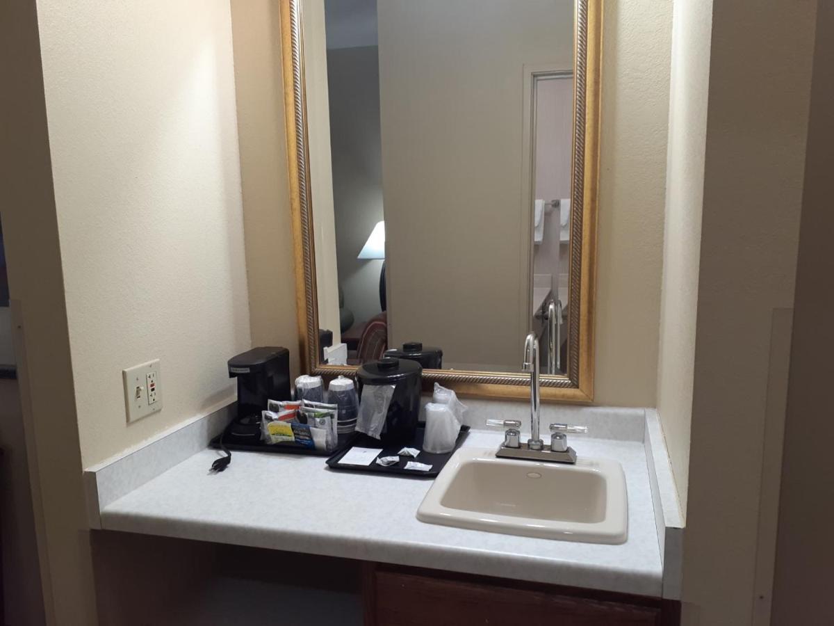 Country Inn & Suites By Radisson, Freeport, Il Εξωτερικό φωτογραφία